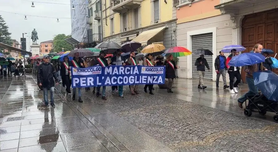 La marcia per l'accoglienza a Brescia