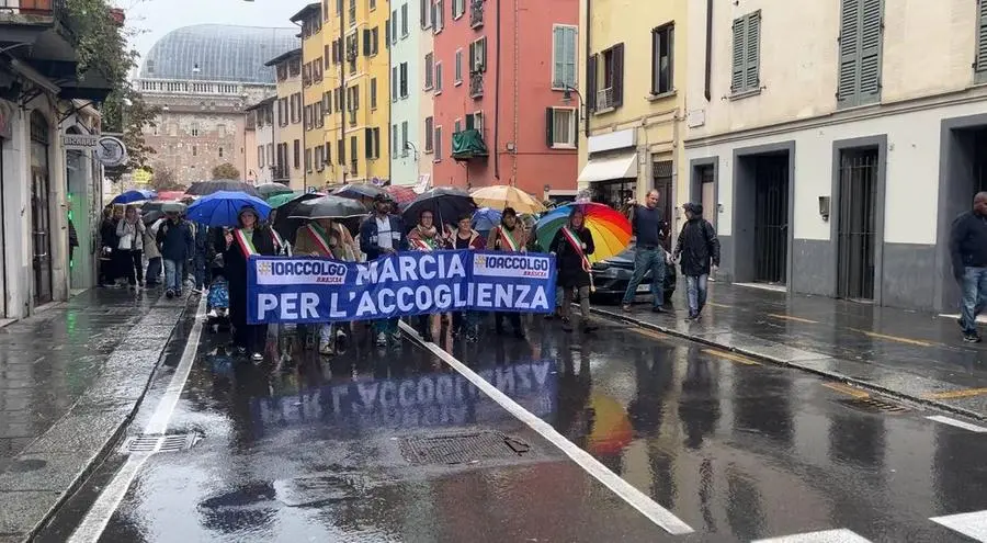 La marcia per l'accoglienza a Brescia