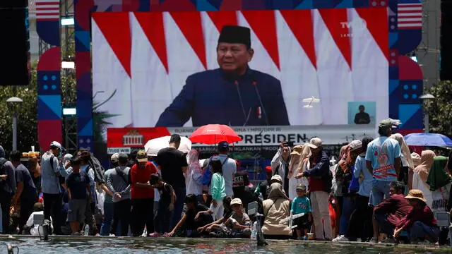 epa11670078 Supporters gather at the Bundaran HI roundabout during the inauguration ceremony of Prabowo Subianto as Indonesiaâ€™s eighth president in Jakarta, Indonesia, 20 October 2024. Prabowo Subianto and running mate Gibran Rakabuming Raka were sworn in as the president and vice president after winning the 2024 presidential election. EPA/MAST IRHAM