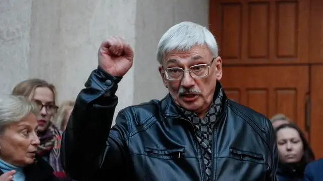 epa10913518 Human rights activist and chairman of the Human Rights Center 'Memorial', Oleg Orlov, (C) gestures after a court hearing at the Golovinsky District Court in Moscow, Russia, 11 October 2023. On 8 June 2023, the court started considering the criminal case against Oleg Orlov, who was accused of 'repeatedly discrediting' the Russian army and risked up to three years in a penal colony. The Golovinsky Court of Moscow on 11 October ruled to fine Orlov with 150 thousand rubles (about 1500 US dollar) penalty for discrediting the Russian Armed Forces. EPA/YURI KOCHETKOV