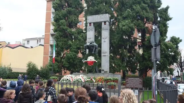 Un momento della cerimonia in ricordo delle vittime del bombardamento della scuola "Francesco Crispi", Milano, 20 ottobre 2023. ANSA / Paolo Salmoirago