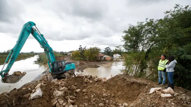 Inondazioni in Emilia-Romagna. Nella notte il fiume Lamone ha tracimato dal cantiere di ricostruzione dell' argine allagando la zona rossa di Traversara. La presidente della regione Emilia Romagna Irene Priolo sul cantiere Foto Fabrizio Zani / Pasquale Bove