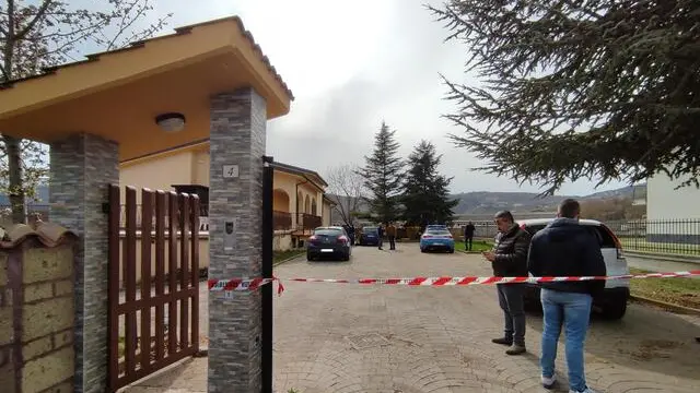 Forze dell'ordine sul luogo della tragedia consumatasi nel pomeriggio in una villetta alla periferia de L'Aquila, 31 marzo 2023. Secondo le prime informazioni, il medico aquilano Carlo Vicentini, ex primario di urologia all'ospedale di Teramo, avrebbe ucciso la moglie e due figli e poi si è suicidato. Alla base della tragedia secondo quanto trapela dalle primissime indagini ci sarebbero le condizioni molto gravi di uno dei due figli. Per questo motivo il professionista, in pensione da circa un mese, avrebbe perso la testa compiendo la strage. ANSA/ FABIO IULIANO