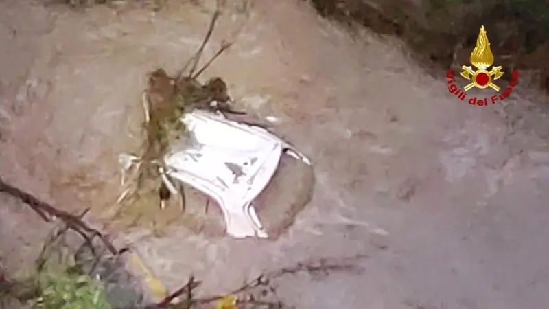L'auto travolta dall'acqua - Foto Vigili del Fuoco © www.giornaledibrescia.it