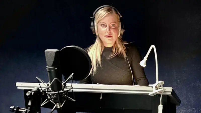 Annalisa Longo in studio di registrazione - © www.giornaledibrescia.it