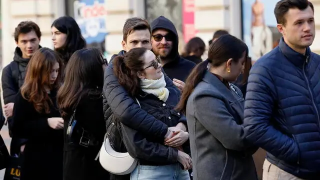 epa11670999 A young couple from Moldova, residing in Romania, embrace as they wait in line to cast their votes at a polling station located in downtown Bucharest, Romania, 20 October 2024. Moldova holds a presidential election and a referendum on whether to enshrine in the Constitution the country's path to EU membership on 20 October. EPA/ROBERT GHEMENT