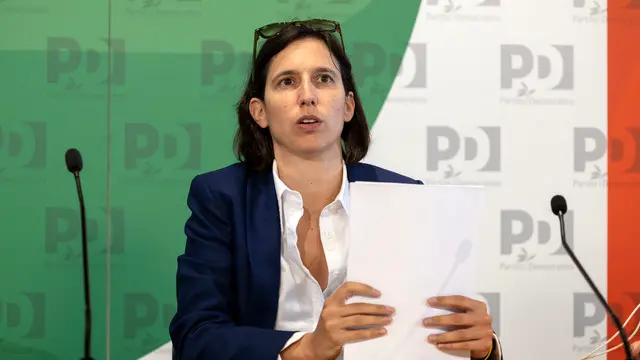 Il segretario del PD Elly Schlein nella sede del partito per la direzione nazionale su manovra e regionali. Roma, 18 ottobre 2024 ANSA/MASSIMO PERCOSSI