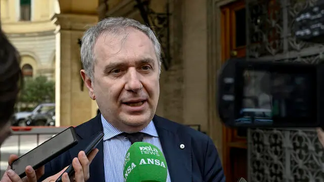 Il presidente dell'Anm Giuseppe Santalucia, risponde alle domande di alcuni giornalisti dopo aver incontrato il ministro della Giustizia Carlo Nordio nel palazzo di via Arenula, Roma 7 maggio 2024. ANSA/ALESSANDRO DI MEO