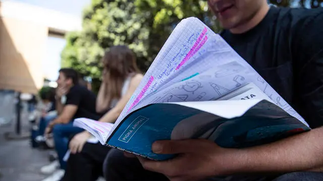 Studenti durante il test di accesso alla facolta’ di Medicina, Odontoiatria e Veterinaria presso l’Universita’ La Sapienza, Roma, 28 maggio 2024. ANSA/ANGELO CARCONI