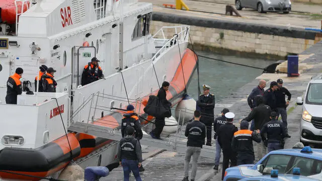 Bari 19 10 2024 E'entrata nel porto di Bari la motovedetta della guardia costiera italiana con a bordo i 12 migranti provenienti dal centro italiano di permanenza per il rimpatrio di Gjader per i quali è stato disposto il rientro in Italia dopo che il tribunale di Roma non ha convalidato il loro trattenimento all'interno del centro. La motovedetta è partita dall'Albania questa mattina attorno alle 9.30. Foto di ANSA/DONATO FASANO