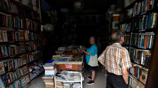 epa11667648 People inside a bookstore without electricity in Havana, Cuba, 18 October 2024. The Cuban government suspended non-essential state work activities starting this 18 October as part of the measures announced the day before to address the current energy crisis. EPA/Ernesto Mastrascusa