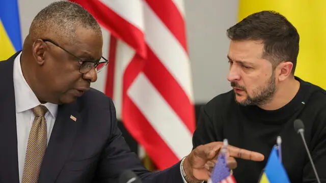 epa10912768 US Secretary Lloyd J. Austin III (L) talks with President of Ukraine, Volodymyr Zelensky, during a Meeting of the Ukraine Defense Contact Group ahead of a two-day NATO Defense Ministers Council at the alliance headquarters in Brussels, Belgium, 11 October 2023. EPA/OLIVIER MATTHYS / POOL