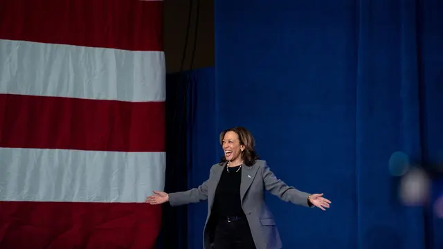 epaselect epa11670198 United States Vice President Kamala Harris walks on stage before a large crowd during her presidential campaign, at Lakewood Amphitheater in Atlanta, Georgia, USA, 19 October 2024. Harris emphasized themes of voting early, unity, equity, and progress as she rallies support ahead of the upcoming election. Harris is running against former US president and Republican presidential nominee Donald Trump. EPA/Andi Rice / POOL