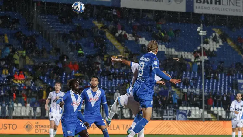 La parabola di testa di Bjarnason contro i neroverdi - Foto New Reporter Nicoli © www.giornaledibrescia.it