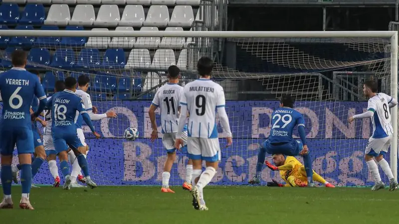 Il gol sfiorato da Gennaro Borrelli nel match di sabato - Foto New Reporter Nicoli © www.giornaledibrescia.it