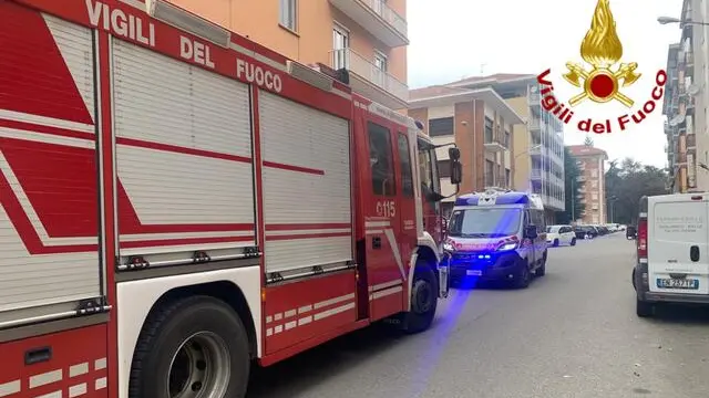 Incendio in un appartamento a Biella, intervenuti i vigili del fuoco e il 118 con ambulanza