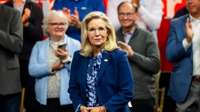 epa11673394 Former Republican Congresswoman Liz Cheney arrives at a presidential campaign event for US Vice President and Democratic presidential candidate Kamala Harris (not pictured) in Malvern, Pennsylvania, USA, 21 October, 2024. Harris and her Republican rival, former US President Donald Trump, are campaigning across the swing state of Pennsylvania in the closing weeks of the presidential election. EPA/JIM LO SCALZO