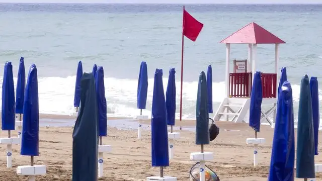 Bandiera rossa sulla spiaggia a Santa Severa (Roma) dopo il passaggio di una tromba d'aria tra il Lungomare Pirgy e via dei Balivi. 25 agosto 2013. ANSA/CLAUDIO PERI