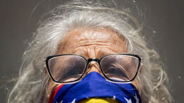 epa11673766 A woman participates in a demonstration in front of the UN headquarters in Caracas, Venezuela, 21 October 2024. Relatives of minors detained in the context of the protests unleashed after the July 28 presidential elections in Venezuela delivered a document to Unicef in Caracas on 21 October, in which they ask the UN agency to intercede for the release of the 70 children and adolescents who, they claim, remain imprisoned, as well as to verify the conditions in which they are being held. EPA/Ronald Pena R