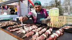 epa11610800 A barbecue master at a food stall prepares a barbecue at O'Higgins Park during the beginning of the 'Fiestas Patrias' (Independence Day) celebrations in Santiago, Chile, 17 September 2024. On 18 and 19 September, Chile celebrates a new anniversary of the First National Government Junta, which marked the beginning of its independence from the Spanish crown. EPA/ELVIS GONZALEZ