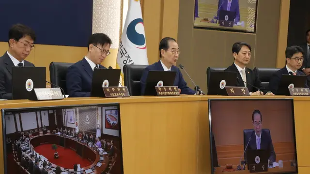 epa11673978 South Korean Prime Minister Han Duck-soo (C) presides over a Cabinet meeting at the government complex in Sejong, some 110 kilometers south of Seoul, South Korea, 22 October 2024. EPA/YONHAP SOUTH KOREA OUT