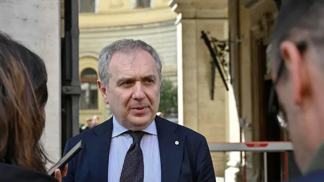 Il presidente dell'Anm Giuseppe Santalucia, risponde alle domande di alcuni giornalisti dopo aver incontrato il ministro della Giustizia Carlo Nordio nel palazzo di via Arenula, Roma 7 maggio 2024. ANSA/ALESSANDRO DI MEO