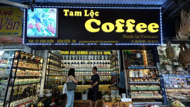 epa11315661 A customer shops for coffee beans at a coffee shop in Hanoi, Vietnam, 03 May 2024. Coffee prices are expected to rise due to hoarding of beans by farmers and hot weather in Vietnam. Vietnam's coffee export volume in the 2023-2024 season is forecasted to decline by 20 percent compared with previous year, according to the Vietnam Coffee Association. EPA/LUONG THAI LINH