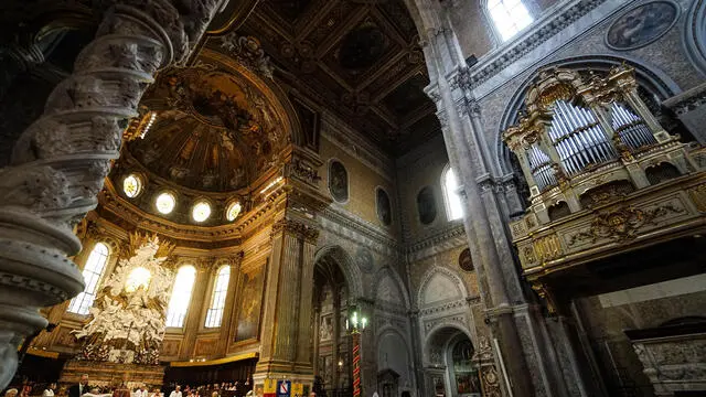 Si rinnova ogni anno il miracolo dello scioglimento del sangue di San Gennaro al duomo di Napoli. Napoli 19 Settembre 2023. ANSA/CESARE ABBATE/