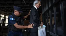 epa11667244 Guatemalan journalist Jose Ruben Zamora (R) arrives for a hearing at the Guatemalan Judiciary in Guatemala City, Guatemala, 18 October 2024. Zamora attended a hearing to determine if he would be granted house arrest after spending over 800 days in prison due to an alleged money laundering case by the Guatemalan prosecutor's office. EPA/DAVID TORO