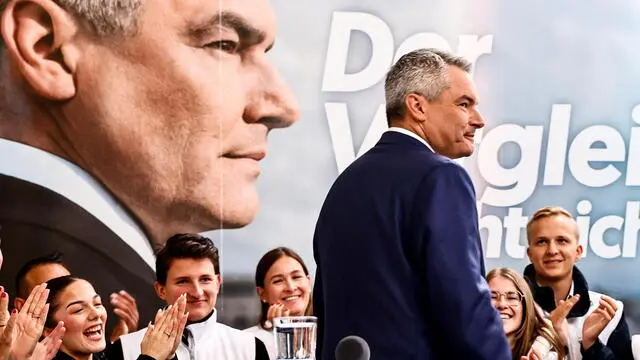 epa11628014 Austrian Chancellor and head of the ruling Austrian People's Party (OeVP) Karl Nehammer (C) receives applause during the party's election rally in Vienna, Austria, 27 September 2024. Austria will hold parliamentary elections on 29 September 2024, with the far-right Freedom Party (FPO) leading in the polls. EPA/FILIP SINGER