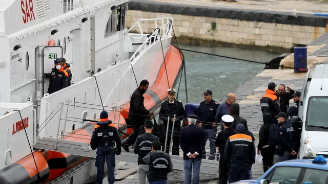 epa11668877 The Italian coast guard patrol boat arrives at the port of Bari carrying the 12 migrants from the Italian repatriation center in Gjader, for whom the return to Italy was ordered after the Rome court, in Bari, Italy, 19 October 2024. The immigration section of the Rome Court has ruled against the detention of migrants at the Italian repatriation center in Gjader, Albania, which was established under the Italy-Albania migration management agreement. The patrol boat left from Albania around 9.30am on 19 October. EPA/DONATO FASANO