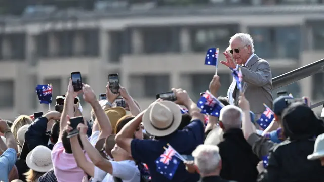 epaselect epa11674080 Britain's King Charles III (R) and Queen Camilla meet members of the public at Sydney Opera House in Sydney, Australia, 22 October 2024. King Charles III and Queen Camilla are visiting Australia from 18 October to 23 October. EPA/DEAN LEWINS AUSTRALIA AND NEW ZEALAND OUT