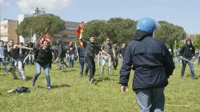 Un momento degli scontri tra polizia e manifestanti avvenuti durante il corteo promosso dai centri sociali, sindacati di base e collettivi universitari al quale ha aderito anche l'associazione vittime del salva banche, Pisa 29 aprile 2016 ANSA/ FRANCO SILVI