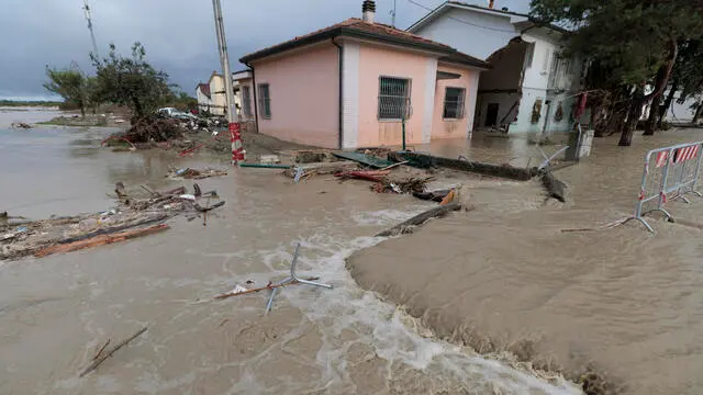 Inondazioni in Emilia-Romagna. Nella notte il fiume Lamone ha tracimato dal cantiere di ricostruzione dell' argine allagando la zona rossa di Traversara. Foto Fabrizio Zani / Pasquale Bove