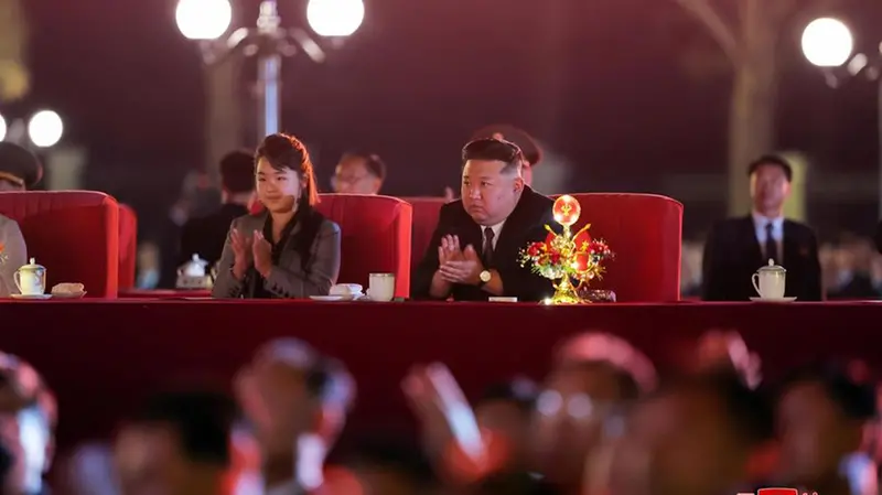 Il presidente nordcoreano Kim Jong Un e la figlia Kim Ju Ae - Foto Epa/Kcna © www.giornaledibrescia.it