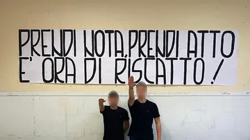 ROMA, SALUTI ROMANI AL LICEO MONTESSORI. RETE DEGLI STUDENTI: ''CHIEDIAMO LO SCIOGLIMENTO DELLE ORGANIZZAZIONI NEOFASCISTE''