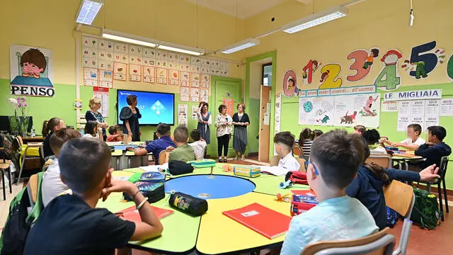 Carlotta Salerno assessora istruzione comune di Torino accoglie gli studenti della scuola Margherita di Savoia durante il primo giorno di scuola , Torino, 11 settembre 2024 ANSA/ALESSANDRO DI MARCO