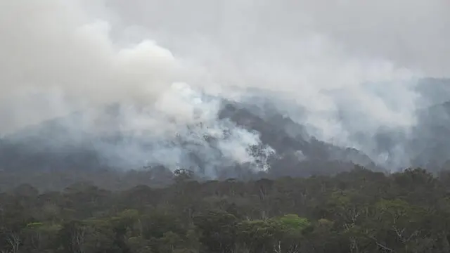 epa10952008 Bushfires are seen south of Warwick, Queensland, Australia, 01 November 2023. Firefighting crews are still battling a ferocious blaze on the Southern Darling Downs after quick thinking saved a border town amid extreme conditions. EPA/DARREN ENGLAND AUSTRALIA AND NEW ZEALAND OUT