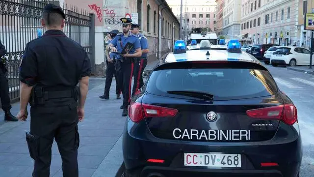 Carabinieri del Comando Provinciale di Roma durante i controlli alla stazione Termini, Roma, 28 settembre 2024. I Carabinieri delle Compagnie di Roma Centro e Roma Piazza Dante, con l'ausilio di altre compagnie del Gruppo di Roma, delle Squadre di Intervento Operativo dell'8° Reggimento Lazio e del 6° Battaglione Toscana, motociclistici del Nucleo Radiomobile, di un elicottero, unità cinofile e reparti specializzati dell'Arma dei Carabinieri quali Nas e Nucleo Ispettorato del Lavoro hanno operato una straordinaria operazione di controllo per incidere sull'illegalità e degrado urbano che ha visto l'impiego di 130 Carabinieri con dispiegamento di pattuglie e posti di controllo, oltre all'accertamento di sanzioni per vendita abusiva di alimenti e per un taxi abusivo. ANSA/ CARABINIERI ANSA PROVIDES ACCESS TO THIS HANDOUT PHOTO TO BE USED SOLELY TO ILLUSTRATE NEWS REPORTING OR COMMENTARY ON THE FACTS OR EVENTS DEPICTED IN THIS IMAGE; NO ARCHIVING; NO LICENSING NPK