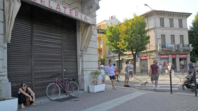 voghera pavia negozi chiusa vghera blindata piazza duomo la manifestazione nel centro a favore du younes ucciso dall'assessore adriatici - foto torres