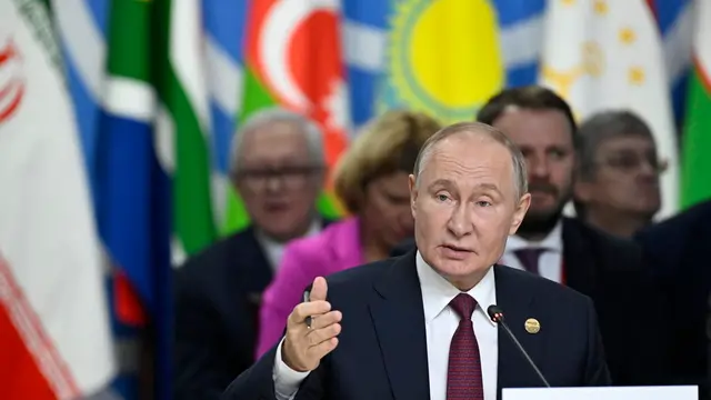 epa11677190 Russian President Vladimir Putin gestures as he speaks during the extended format meeting of the BRICS summit in Kazan, Russia, 23 October 2024. The BRICS summit takes place from 22 to 24 October. The BRICS summit takes place from 22 to 24 October. EPA/ALEXANDER NEMENOV / POOL