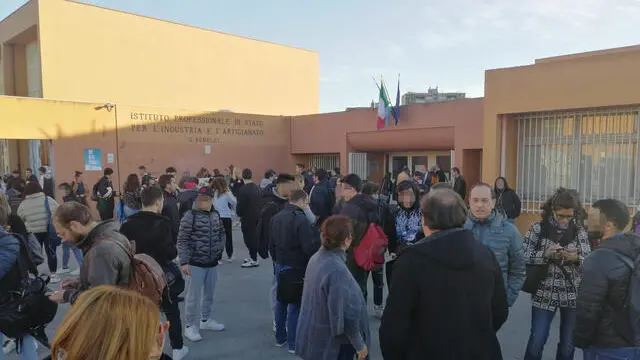 Docenti e studenti davanti all'Istituto tecnico professionale Benelli, all'esterno delle classi dopo le scosse di terremoto, a Pesaro, 09 novembre 2022. ANSA/ DAVIDE GENNARI