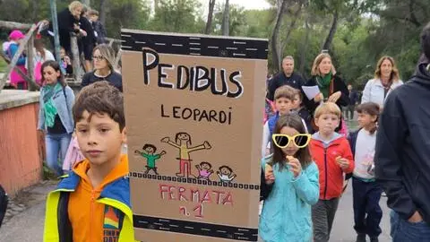 Venerdì 25 ottobre torna Street For Kids, la mobilitazione che si svolgerà in tutta Italia in 15 città italiane, tra cui Roma, Milano, Firenze, Napoli, Modena, Padova, Verona per chiedere strade scolastiche e percorsi casa-scuola in sicurezza nelle città italiane. L'iniziativa si sta svolgendo in tutta Europa: genitori, insegnanti e bambini chiedono Strade Scolastiche, aria pulita, spazi per giocare e per socializzare e percorsi casa-scuola in sicurezza. L'iniziativa si svolgerà a Roma, Milano, Firenze, Napoli, Modena, Padova, Verona e prevede diversi tipi di azioni: blocchi del traffico automobilistico nelle strade davanti alle scuole con attraversamenti delle strisce pedonali, organizzazione di attività per far giocare i bambini in strada, pedalate 'bike-to-school' e pedibus con gruppi di genitori e bambini che insieme vanno a scuola in bici e a piedi. L'iniziativa è alla sesta edizione e si svolge in Italia dal 2021 con circa 10mila persone che partecipano in 15 città e oltre 100 eventi (500 in Europa). Negli ultimi anni alcune città italiane hanno cominciato a progettare e realizzare strade scolastiche: Milano (50), Torino, Olbia, Cagliari, Modena, Roma, ma la strada, dicono gli organizzatori, è ancora lunga per arrivare ai numeri europei di Londra (600), Parigi (300), o Barcellona (180). Il 25 ottobre genitori e bambini si cimenteranno in due tipi di azioni combinate: Micro-Pedibus e Unisci i puntini: casa-scuola a colori e Micro Pedibus: un normale accompagnamento casa-scuola a piedi con genitori e figli/e insieme a uno/due/tre compagni/e di classe/scuola che abitano vicino. Il risultato sarà che il 25 ottobre le strade delle città, dei paesi e dei quartieri saranno colorate dalle linee dritte, curve, arzigogolate tracciate dai bambini e dalle bambine. Queste linee rappresentano i percorsi stradali da mettere in sicurezza, di cui avere cura, per costruire città davvero a misura di bambine e bambini. L'idea dei gessetti colorati che segnano i perco