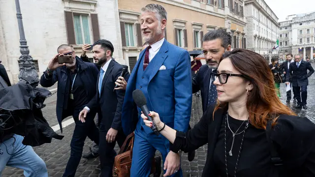 Il ministro della cultura Alessandro Giuli a piazza Montecitorio. Roma, 23 ottobre 2024 ANSA/MASSIMO PERCOSSI