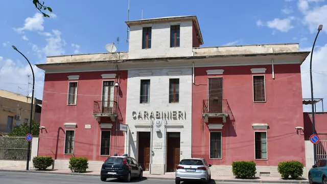 Una donna di 25 anni, Vera Schiopu, è stata trovata impiccata nella sua casa di campagna in contrada Sferro, in territorio di Ramacca (CT). Secondo i carabinieri non sarebbe un suicidio ma una simulazione messa in scena da fidanzato e da un suo amico. La caserma dei carabinieri di Ramacca ANSA/ORIETTA SCARDINO