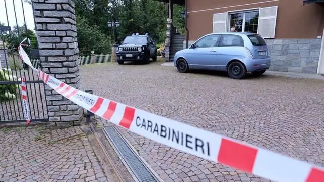 I carabinieri nel luogo dove un anziano ha ucciso il figlio in casa a Roletto, Torino, 5 luglio 2024 ANSA/ALESSANDRO DI MARCO