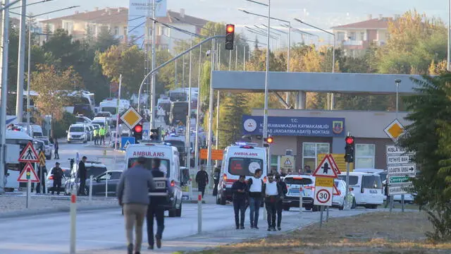 epa11677413 Policemen secure the area during a terror attack at (TUSAS) Turkish Aveospace and Aviation Center's headquearter in Ankara, Turkey 23 Ocober 2024. Turkey's interior ministry reports that several people are "dead and injured" following an explosion at the headquarters of a Turkish aviation firm close to Ankara. EPA/NECATI SAVAS