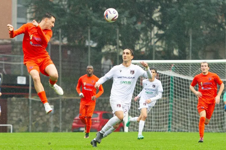 Sport Calcio Breno Serie D Breno - Ospitaletto nella foto rusconi del breno e cantamessa del ospitaletto 23/10/2024 mazzocchi@newreporter