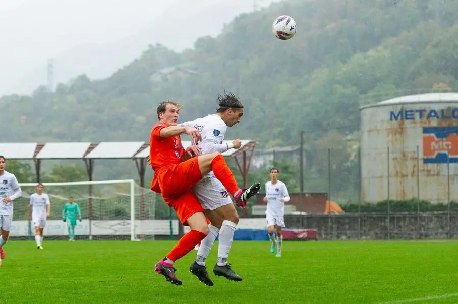 Sport Calcio Breno Serie D Breno - Ospitaletto nella foto rusconi  del breno e cerri del ospitaletto 23/10/2024 mazzocchi@newreporter