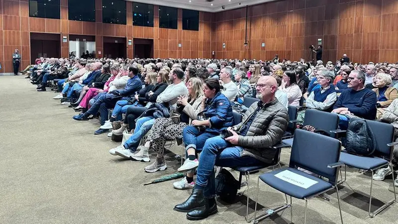 Il pubblico presente in sala © www.giornaledibrescia.it